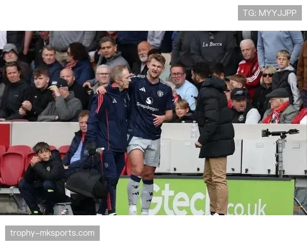 德里赫特出任防线指挥官，球队防守回暖表现引关注