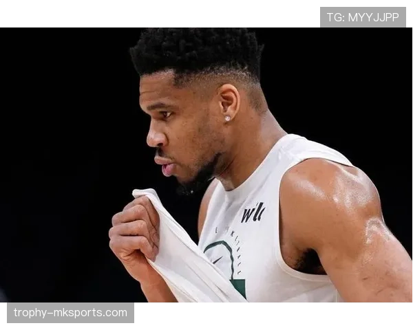 扬尼斯·阿德托昆博拎着塑料袋出门，胳膊那块表亮得像展品，反差把我逗笑了